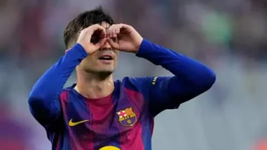 أسطورة نادي برشلونة يستمتع بمشاهدة لاعب خط الوسط وهو يلعب